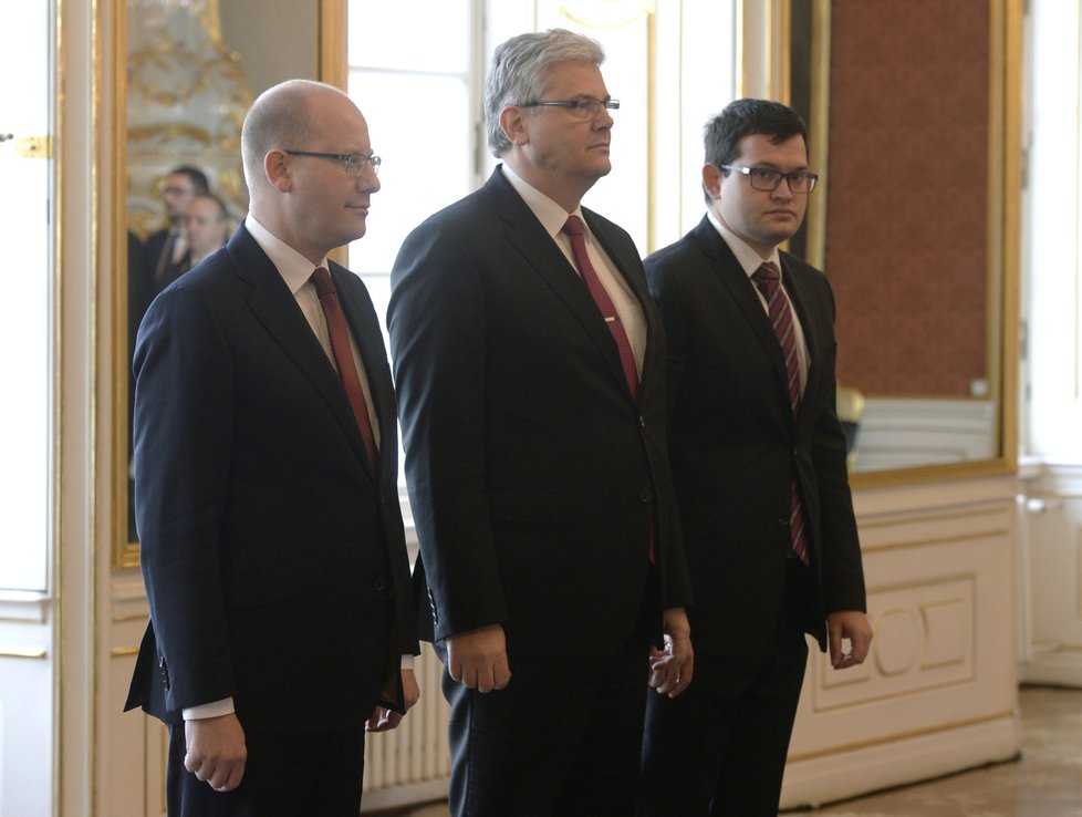 Prezident Miloš Zeman jmenoval 30. listopadu v Praze novým ministrem zdravotnictví Miloslava Ludvíka (uprostřed) a novým ministrem pro lidská práva a legislativu Jana Chvojku (vpravo). Vlevo na snímku je premiér Bohuslav Sobotka.