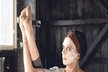 S pleťovou maskou a nohou ve vzduchu se předvedla Ivana Chýlková v seriálu Neviditelní.