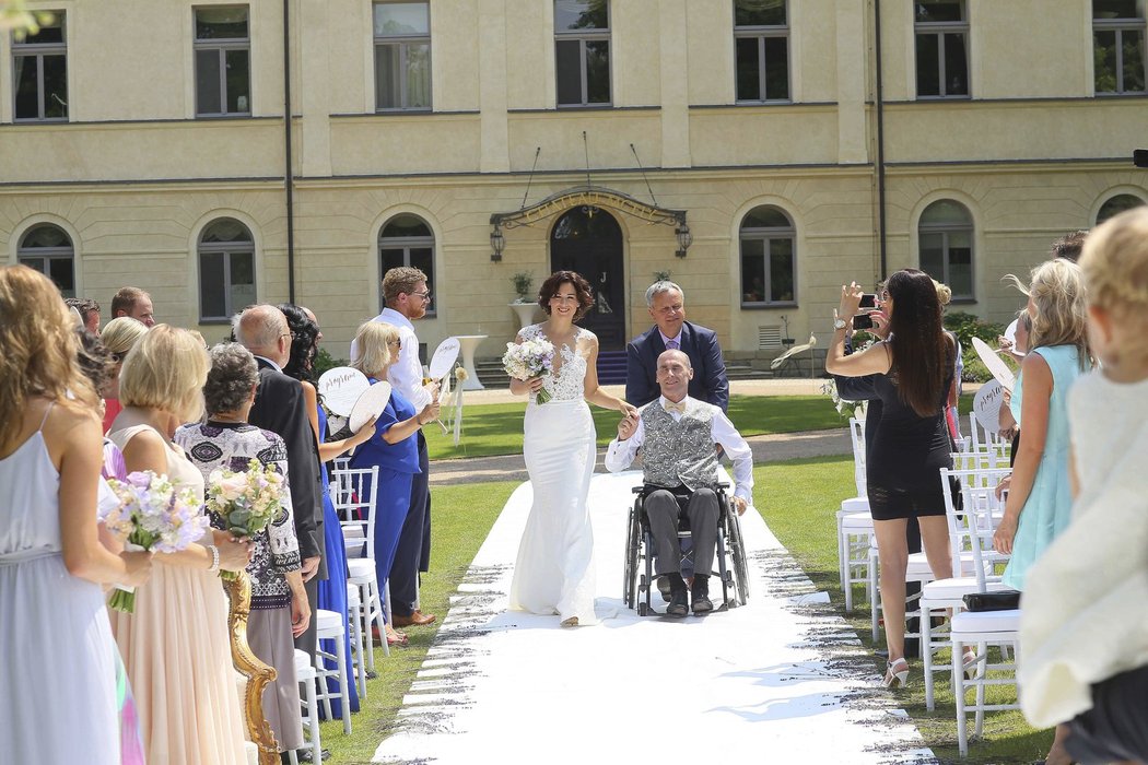 Hanku k oltáři vedl tatínek, který je po úraze upoutaný na vozíčku