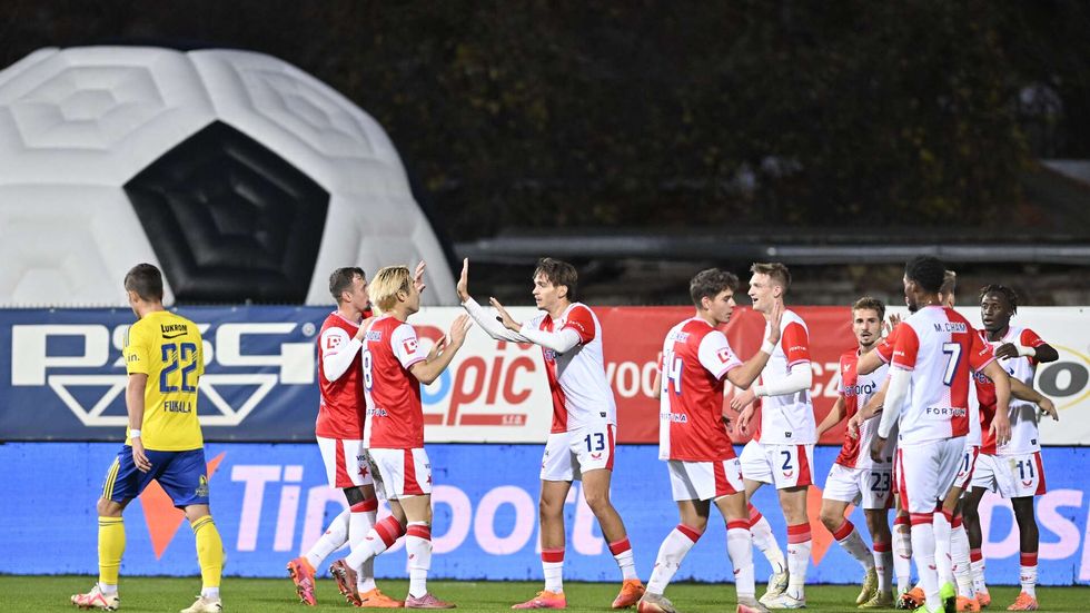 Slávisté se radují se střelcem branky Mojmírem Chytilem (uprostřed)