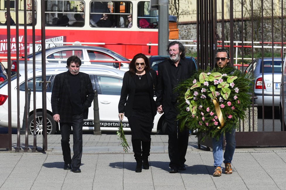 Do Strašnického krematoria dorazil i Bolek Polívka s rodinou.