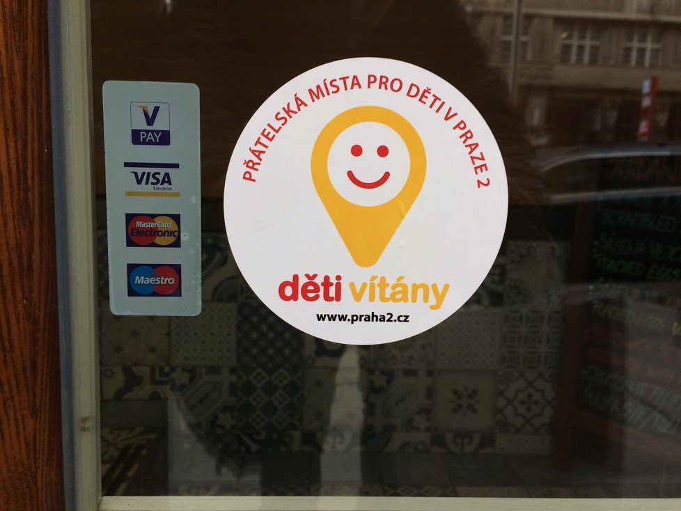 Podniky v Praze 2, které jsou vhodné pro děti, se osazují novými samolepkami.