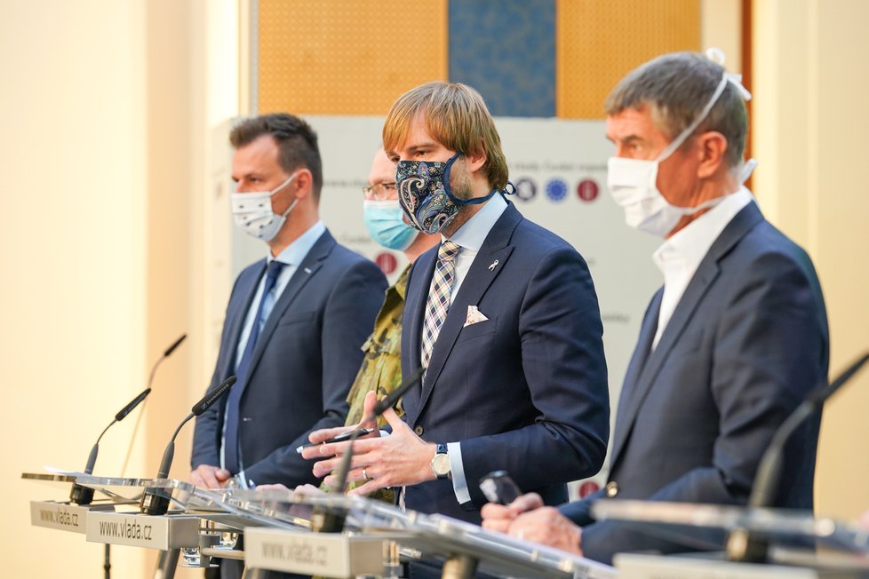 Tisková konference k projektu Chytrá karanténa: Vladimír Dzurilla, Adam Vojtěch (za ANO) a Andrej Babiš (ANO; 7. května 2020)