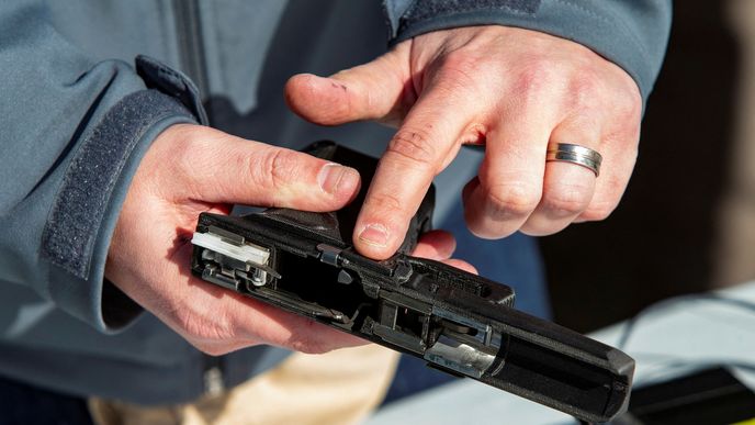 Na americký trh míří chytré pistole. Z moderní zbraně může vystřelit pouze oprávněný majitel.