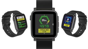  Pebble vytvořil chytré hodinky, které se zaměřují především na jednoduchost a intuitivní uživatelské rozhraní. Na obrázku je nedokončený Pebble Time 2.