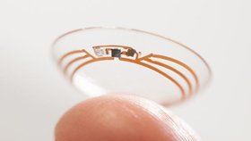 Google připravuje chytré kontaktní čočky, které měří hladinu cukru v těle.