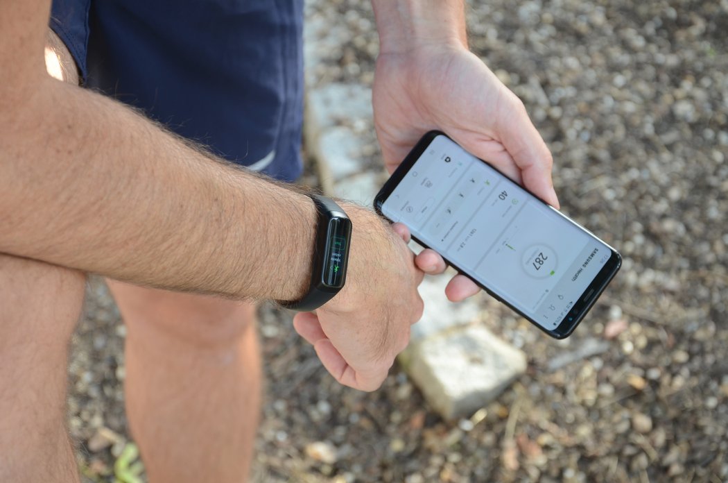 Hodně praktická mi připadala možnost „najít náramek“ aktivováním vibrací (pokud je v dosahu Bluetooth od telefonu), nebo zapnutí výstrahy při odpojení hodinek od telefonu.