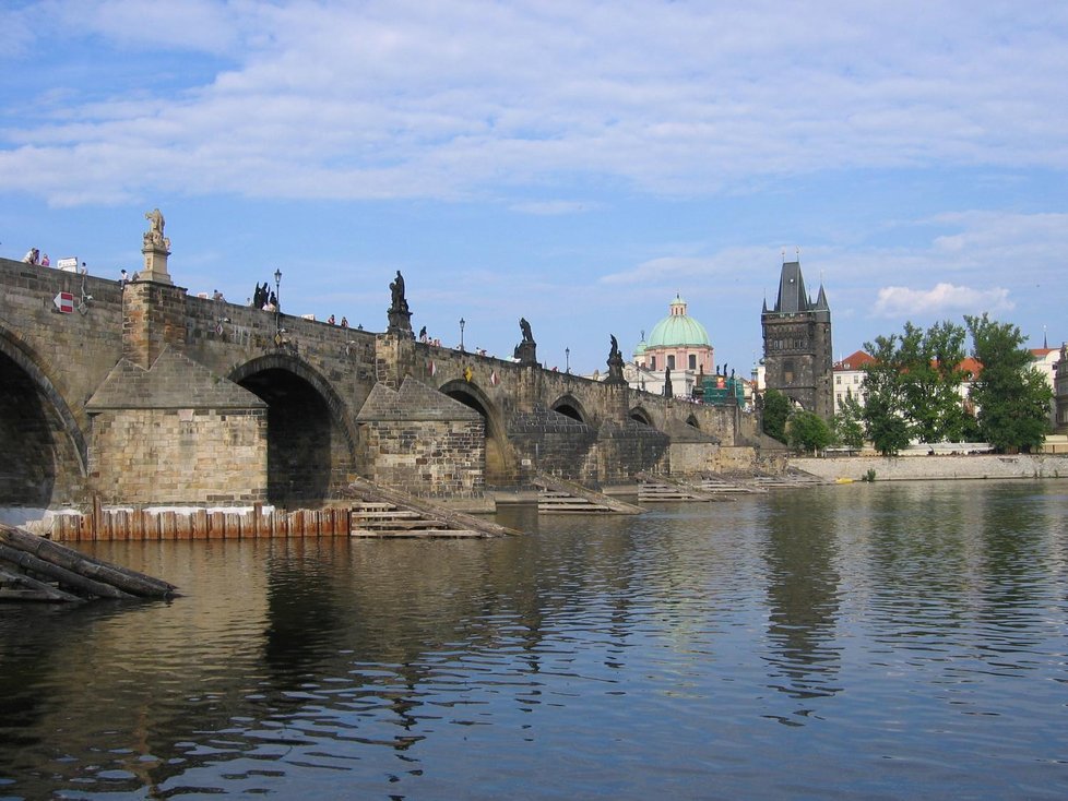 Karlův most v Praze přímo vyzývá k turistické návštěvě