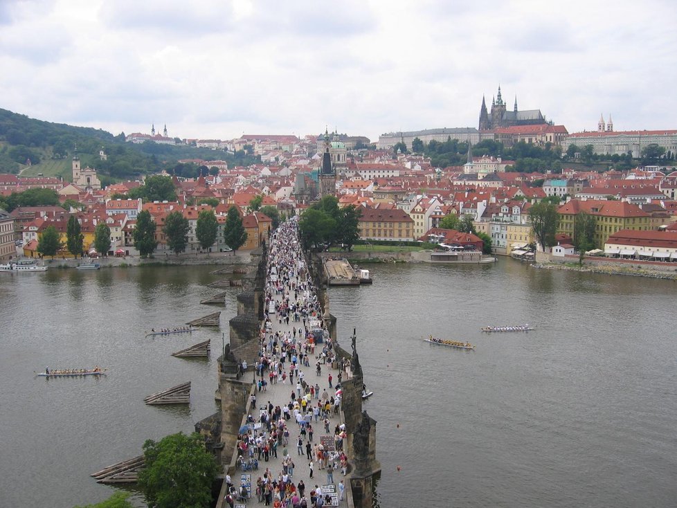 Pohled na Karův most od Staroměstské mostecké brány