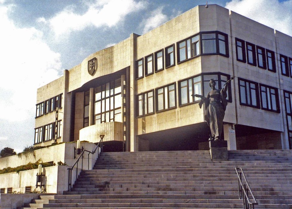 Nevzhledná budova slovenského parlamentu v Bratislavě