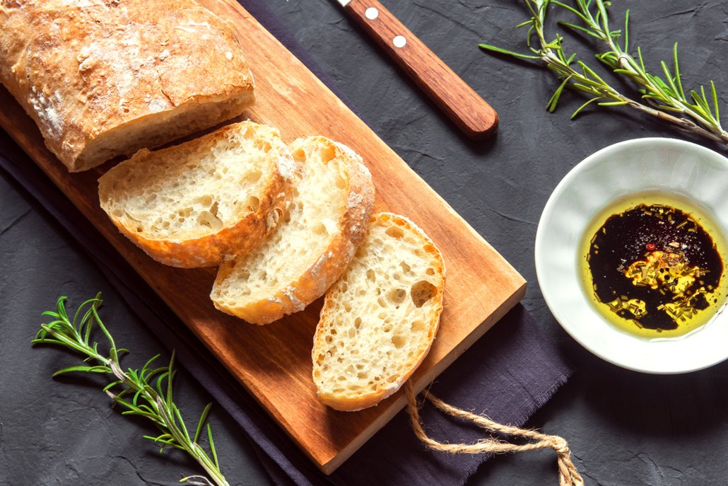 Italský chléb jemně pokapaný olivovým olejem a opečený alespoň z jedné strany je do strouhanky nejlepší