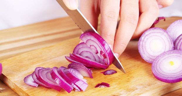Profesionální kuchaři tvrdí, že nejúčinnější je při krájení cibule používat co nejostřejší a největší nůž.