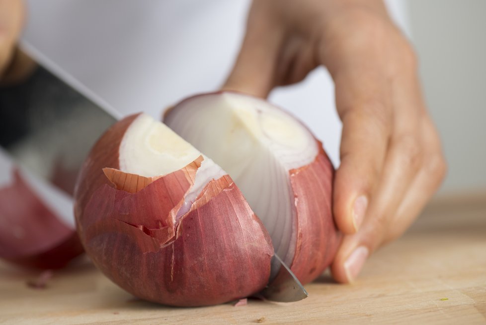 Pokud nemáte rádi česnek, sáhněte po cibuli, která má rovněž protizánětlivé účinky.