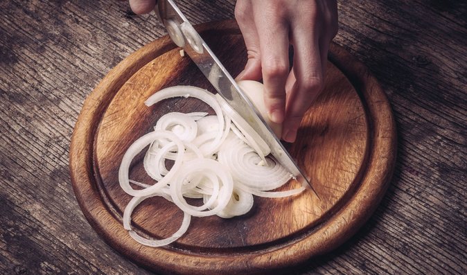 Pokud cibuli před zamícháním do salátu přelijete horkou vodou, nebude kvasit a vydrží v salátu, její chuť ale bude méně výrazná.