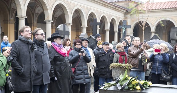 Aleš Cibulka s manželem Michalem Jagelkou a fanoušky u hrobu Gollové