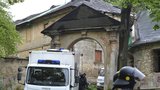 Policie vyhání squattery z usedlosti na Cibulce: Čtyři sundávali hasiči ze střechy