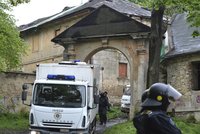 Policie vyhání squattery z usedlosti na Cibulce: Čtyři sundávali hasiči ze střechy