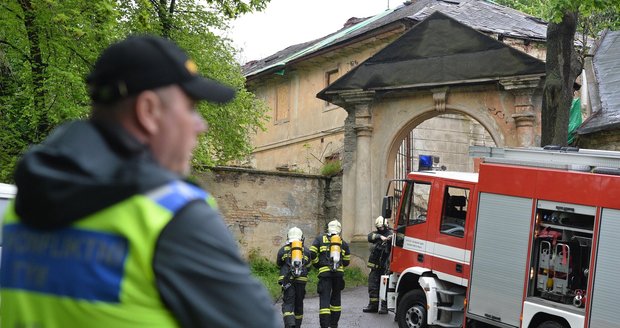 Policisté osm lidí zadrželi, zbylé čtyři squattery, kteří vyšplhali do věže objektu, chtějí sundat hasiči s pomocí žebříků.