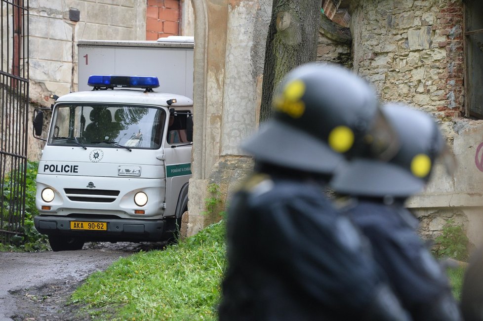 Policisté zasahují v usedlosti v Praze na Cibulce.