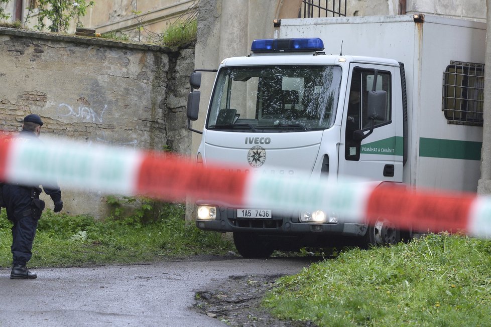 Policisté zasahují v usedlosti v Praze na Cibulce.