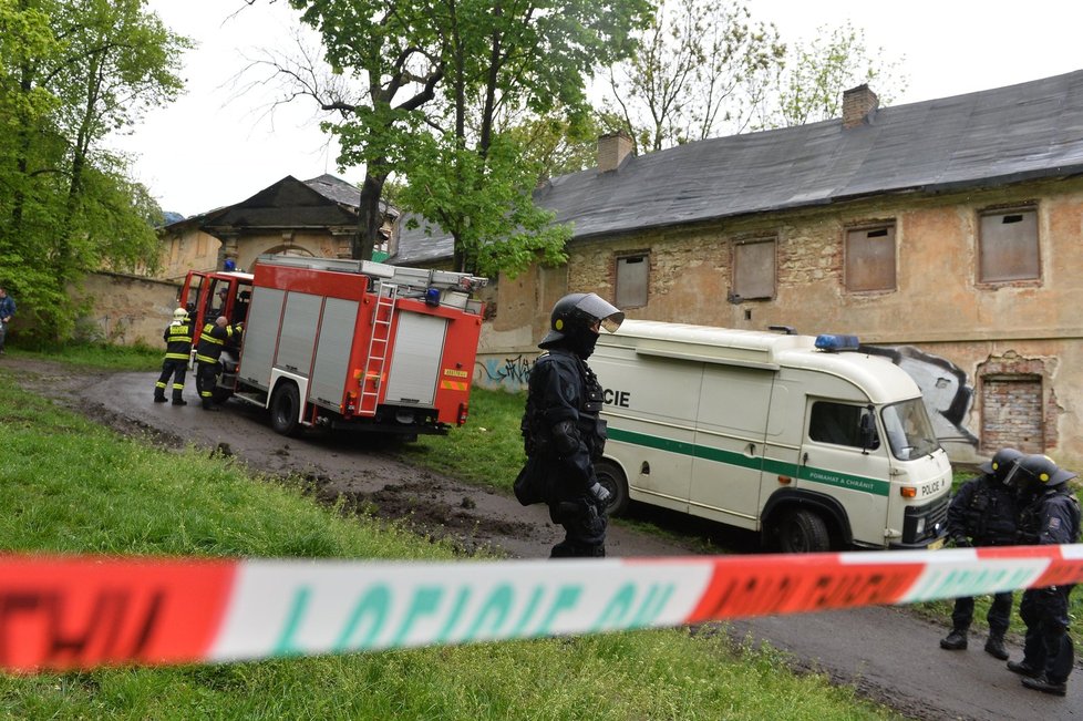 Policejní zásah proti squatterům v usedlosti Cibulka v Praze