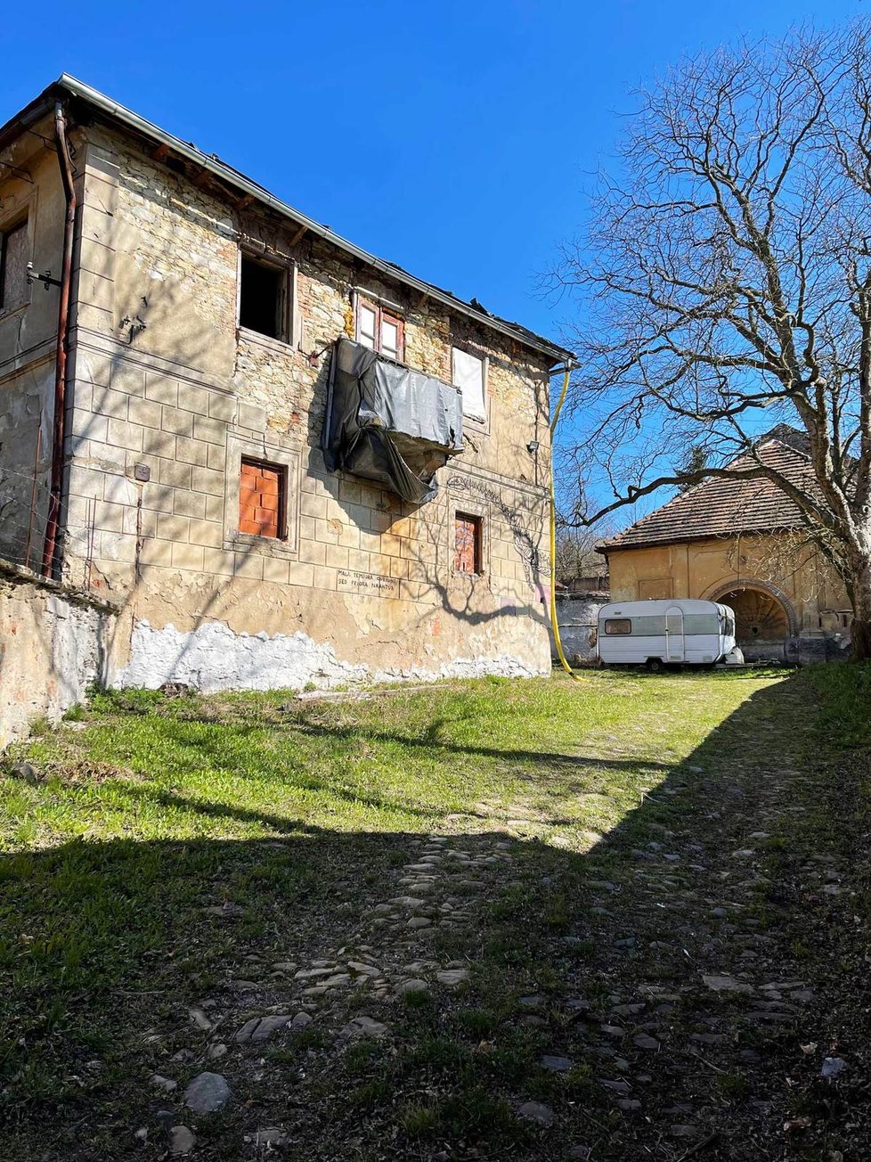 Manželé Vlčkovi prostřednictvím své nadace koupili chátrající usedlost Cibulka. Přebudují ji na dětský hospic s paliativní péčí