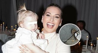 Dcera Cibulkové dostala od kmotry luxusní botičky: Škrpály za tisíce! Dcera Cibulkové dostala od kmotry luxusní botičky: Škrpály za tisíce!