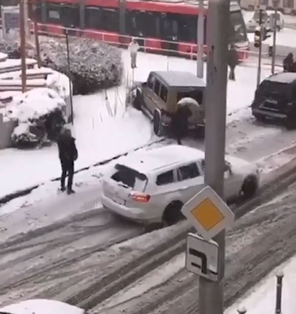 Ženu naštval otec Dominiky Cibulkové natolik, že mu vzteky koupala do auta