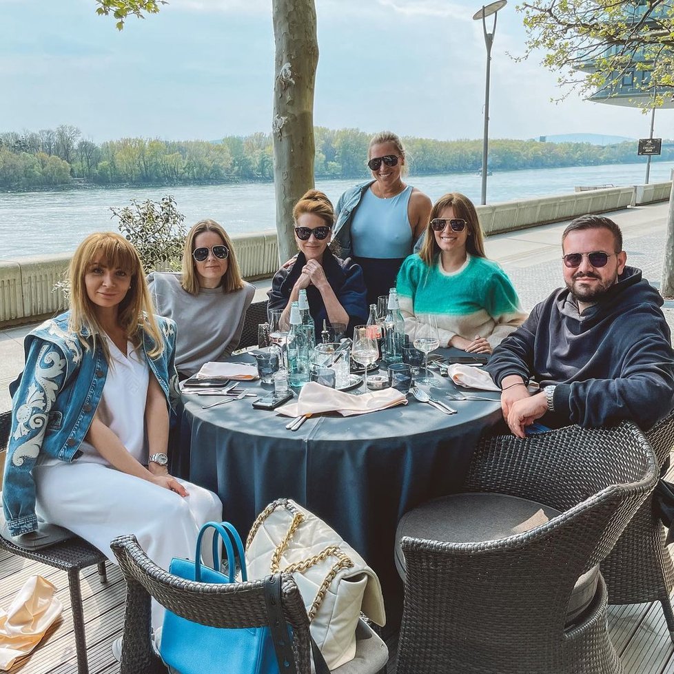 Dominika Cibulková neztratila ani po porodu na svém šarmu. Na dýchánek s přáteli dorazila bez podprsenky.