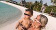 Dominika Cibulková se synem Jakubem na maledivské pláži