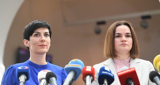 „Tisíce lidí jsou ve vězení, včetně mého manžela.“ Lídryně běloruské opozice věří v pomoc Česka se sankcemi