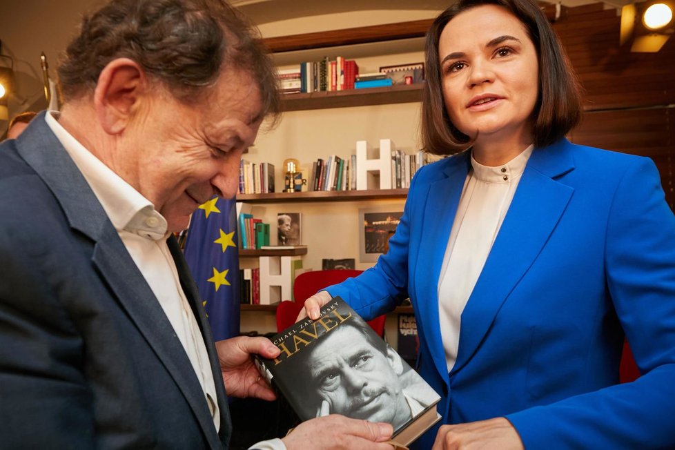 Lídryně běloruské opozice Svjatlana Cichanouská přijímá z rukou Michaela Žantovského jeho spis v Knihovně Václava Havla (8. 6. 2021)