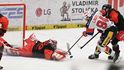 Zleva brankář Oldřich Cichoň z Olomouce a Jakub Lauko z Pardubic