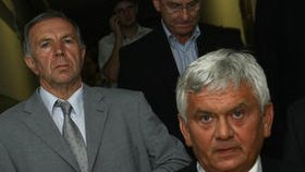 Slovenský ministr hospodářství Ľubomír Jahnátek (vpravo) a ředitel Hornonitranských dolů Peter Čičmanec