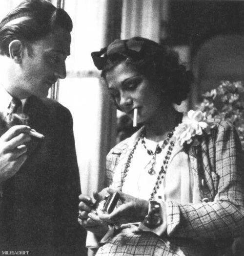 Salvator Dalí a Coco Chanel si užívají pauzu na cigaretu.