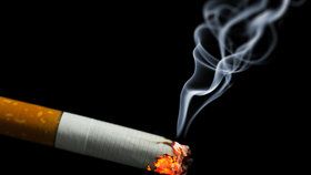 Dým z cigaret zrychluje metabolismus a snižuje účinnost některých léků dokonce až o polovinu.