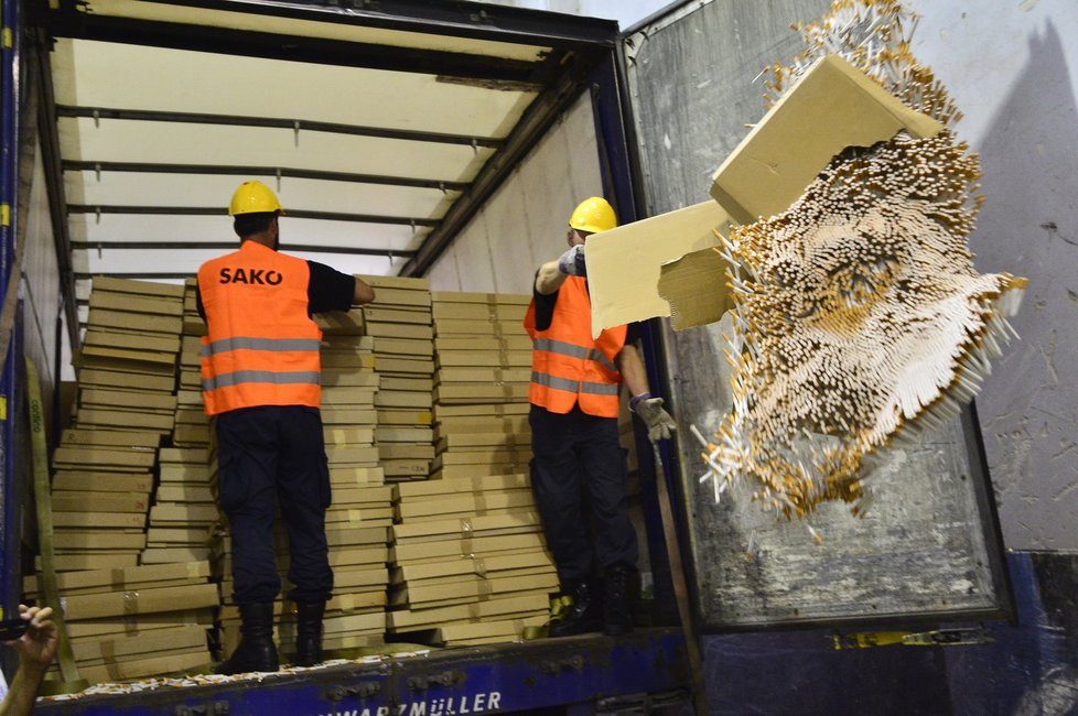 Celní správa zlikvidovala 118 milionů zabavených cigaret a 180 tun tabáku. Zboží pocházelo od pašeráků a nelegálních výrobců.