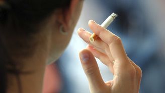 Spotřeba cigaret loni vzrostla. Navzdory zákazu kouření v restauracích