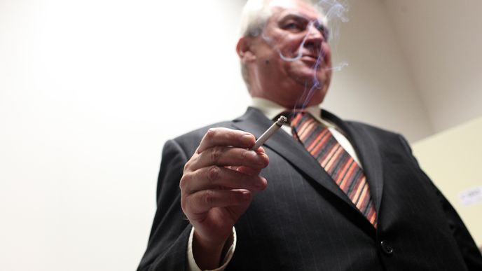 Kuřáci si za cigarety připlatí. Na snímku prezident Miloš Zeman