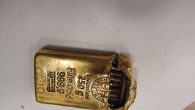 Šlo ale o wolframové tyče uložené do pouzdra ze čtyřiadvaceti karátového zlata neoprávněně opatřeného symboly ochranné známky renomované švýcarské společnosti.