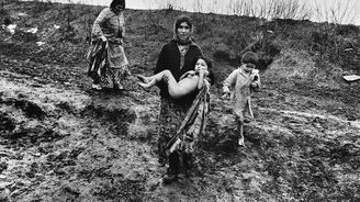 Unikátní historická fotoreportáž. Český fotograf zdokumentoval kočovný život Romů za totality