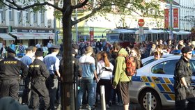 Spousta lidí čekala na tramvaje, které chvíli nejezdily