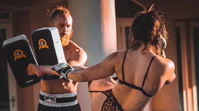 Zápasnice Katharina se ráda svléká před objektivem.