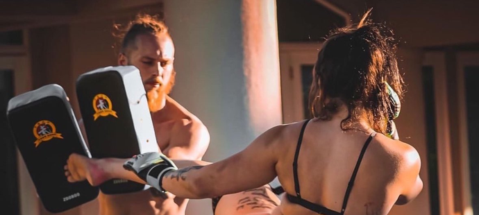 Zápasnice Katharina se ráda svléká před objektivem.