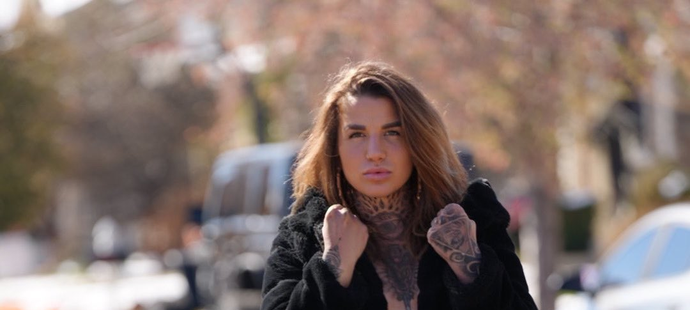 Zápasnice Katharina se ráda svléká před objektivem.