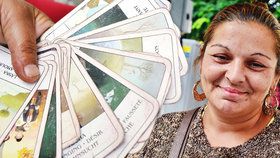 Lenka vykládá karty v ulicích Prahy. Je to její obživa.