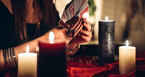 Co Klára Pokorná odkrývá právě vám? Stačí se ZDARMA zaregistrovat a pak už si jen v klidu vychutnat podrobný výklad karet.