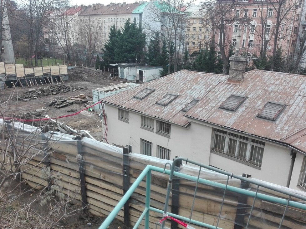 Majitel pozemku v Čiklově ulici staví černou stavbu. Tahanice s úřady trvají přes 20 let