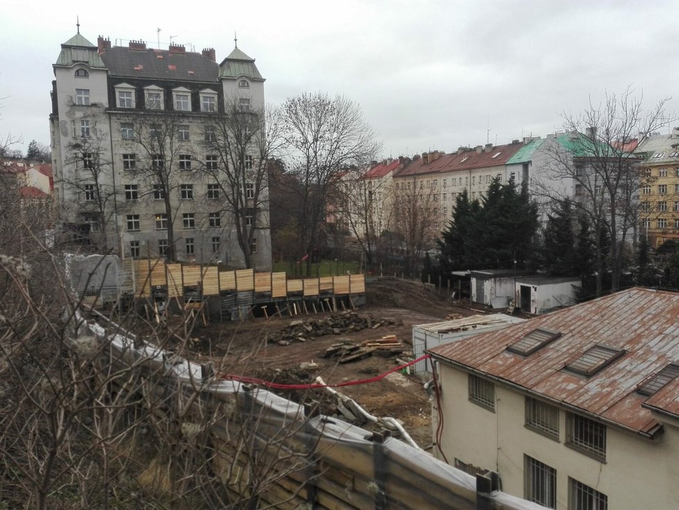 Majitel pozemku v Čiklově ulici staví černou stavbu. Tahanice s úřady trvají přes 20 let