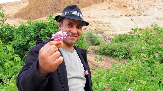 Cíl cesty. Učitel Fuád ukazuje proslulé růže
z údolí Vádí al-Wurúd. Místní zvyk zakazuje fotografovat ženy, které je sbírají